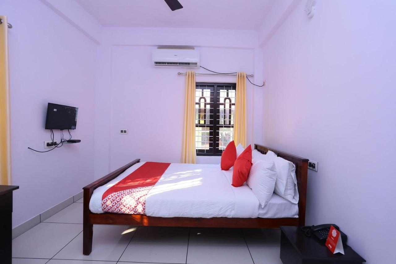 Oyo 26697 United Residency Hotell Kazhakuttam Eksteriør bilde