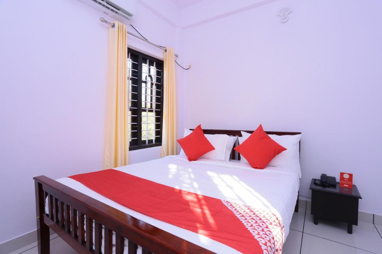 Oyo 26697 United Residency Hotell Kazhakuttam Eksteriør bilde