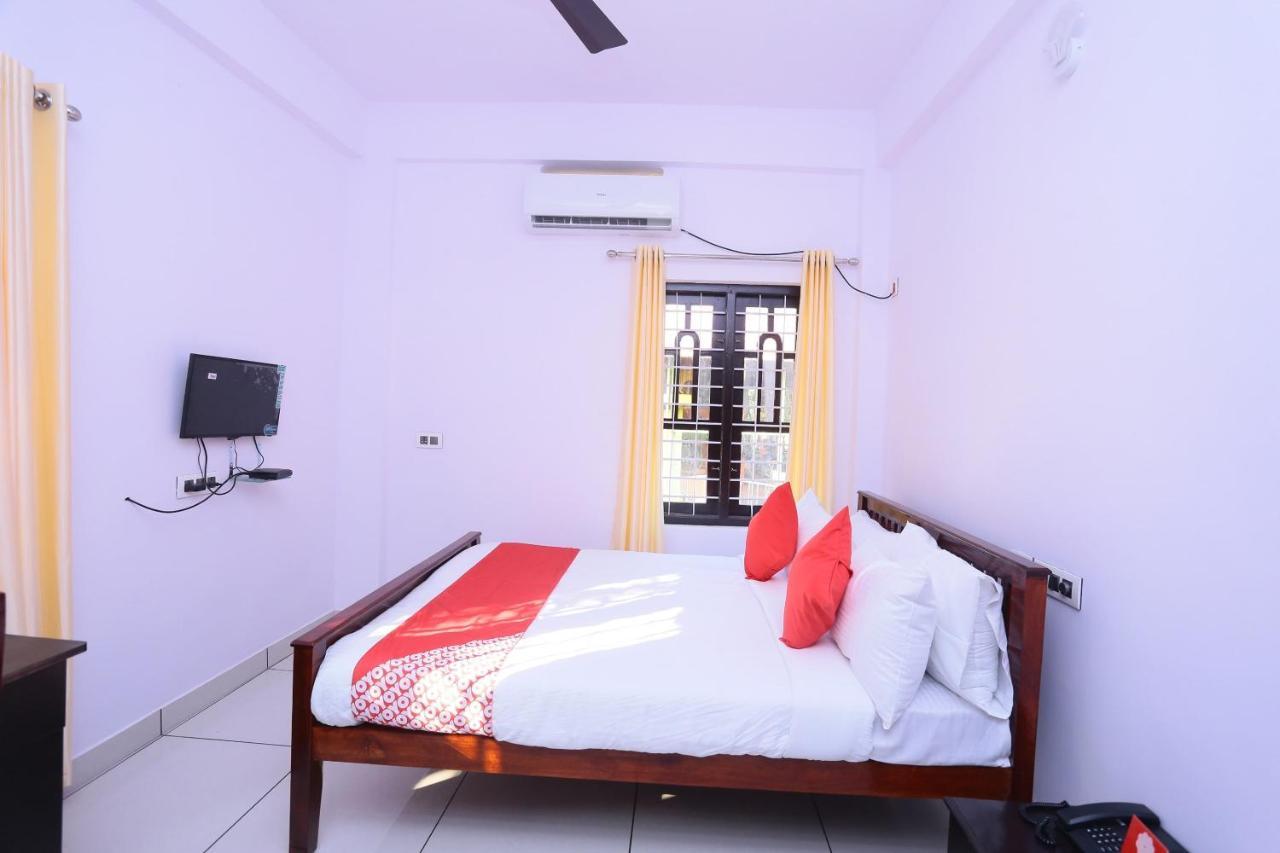 Oyo 26697 United Residency Hotell Kazhakuttam Eksteriør bilde