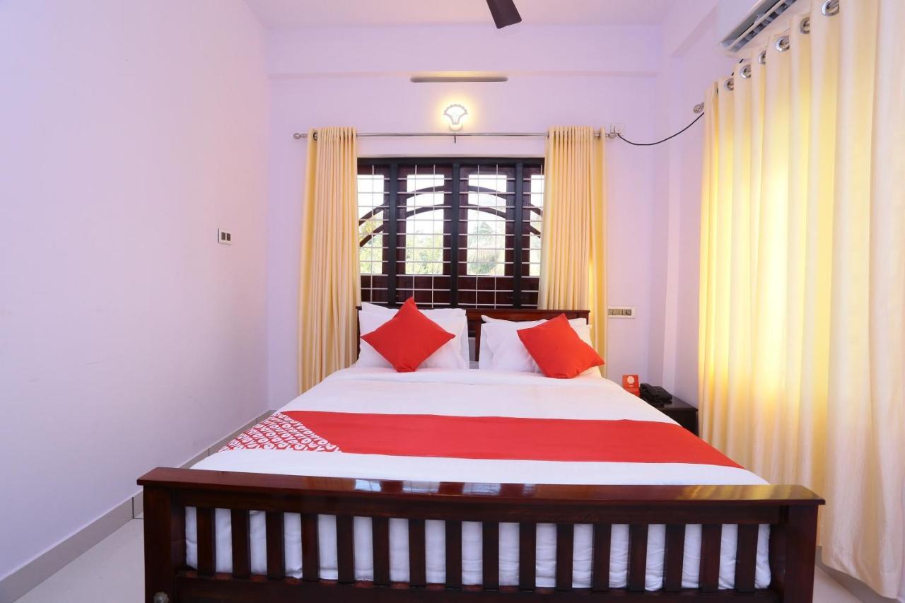 Oyo 26697 United Residency Hotell Kazhakuttam Eksteriør bilde