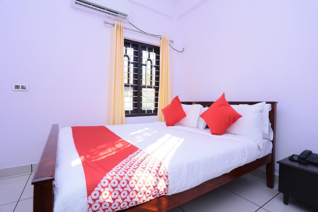 Oyo 26697 United Residency Hotell Kazhakuttam Eksteriør bilde