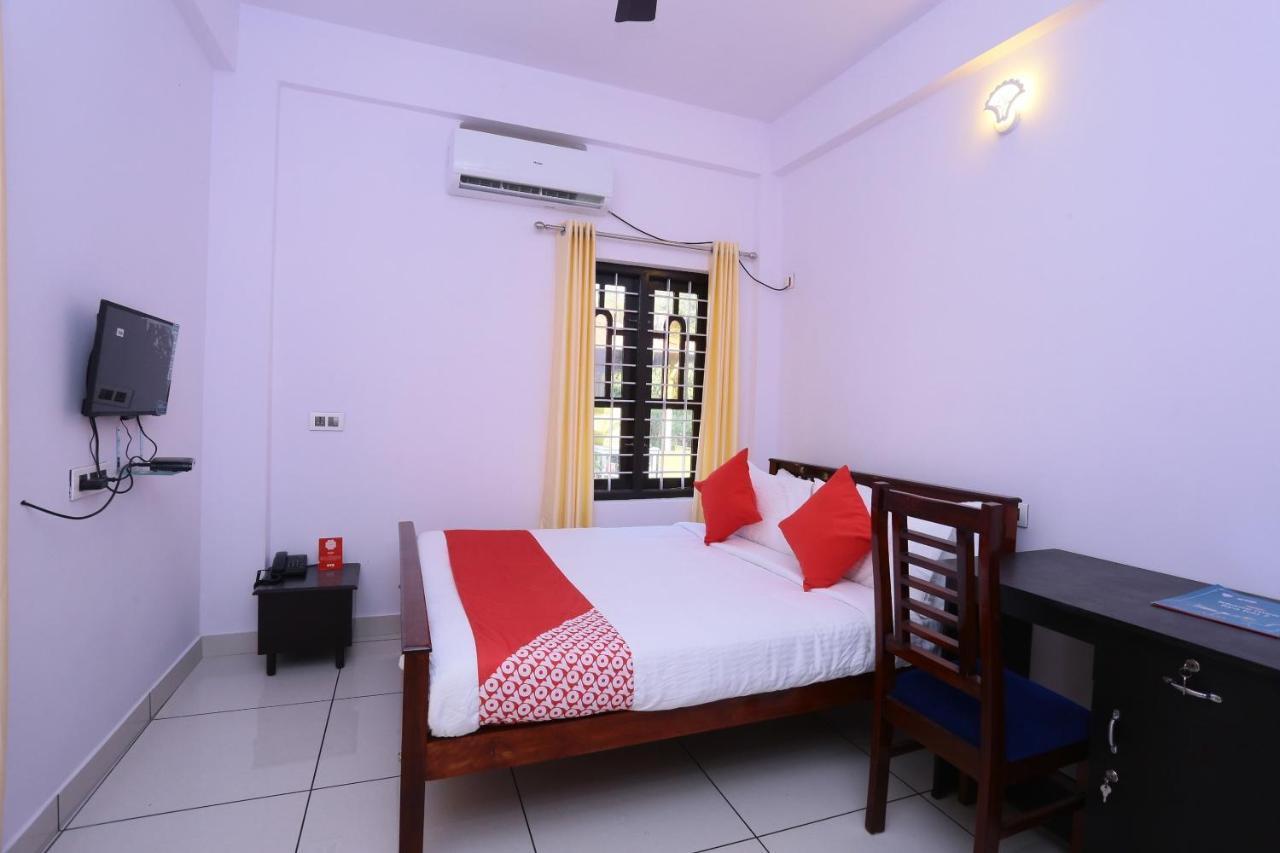 Oyo 26697 United Residency Hotell Kazhakuttam Eksteriør bilde