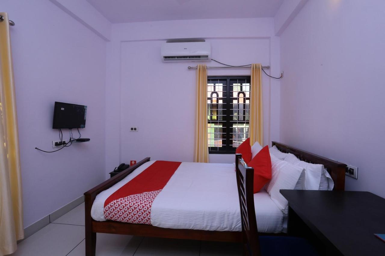 Oyo 26697 United Residency Hotell Kazhakuttam Eksteriør bilde