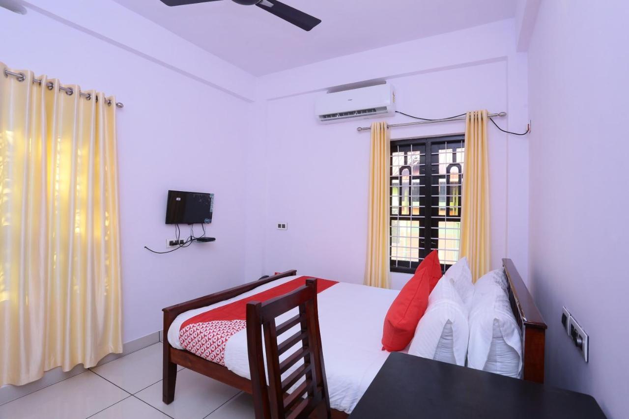 Oyo 26697 United Residency Hotell Kazhakuttam Eksteriør bilde