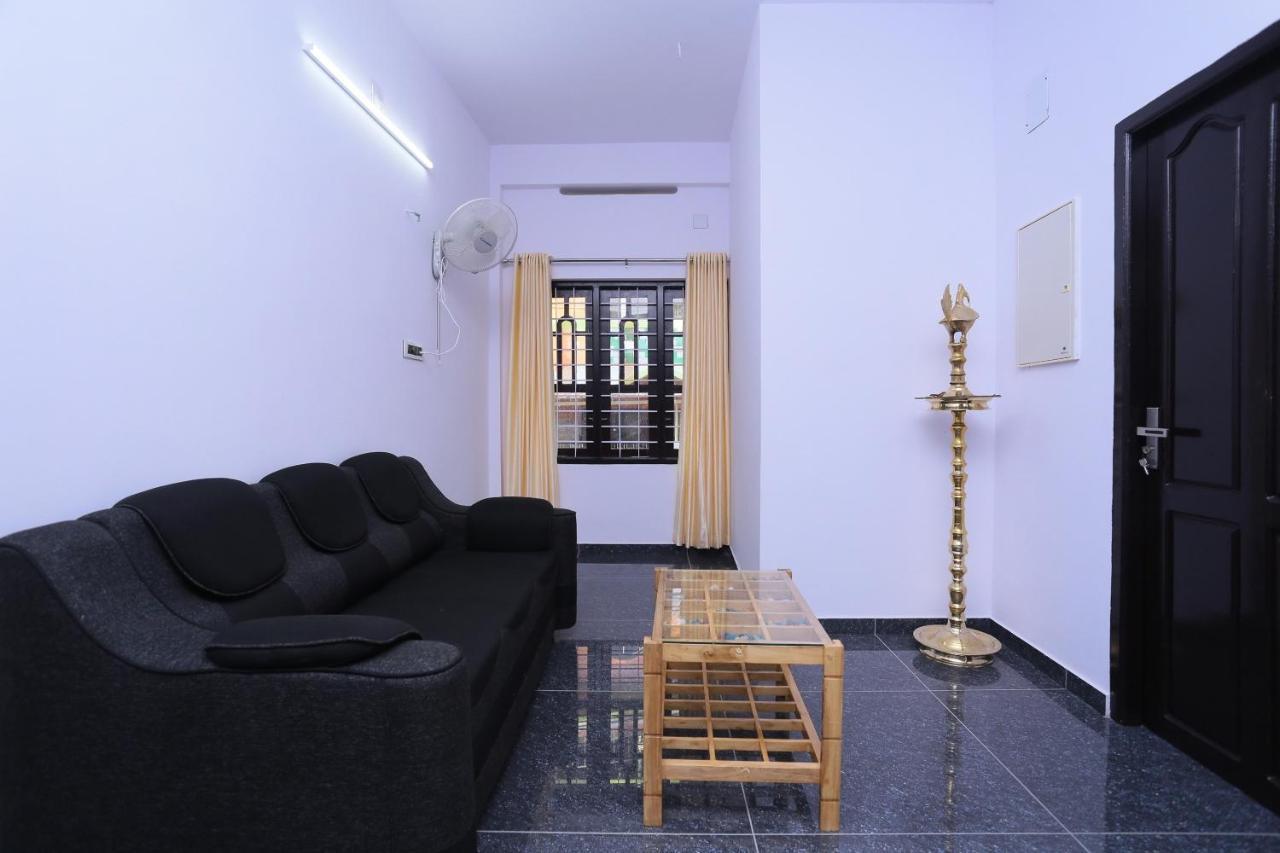 Oyo 26697 United Residency Hotell Kazhakuttam Eksteriør bilde